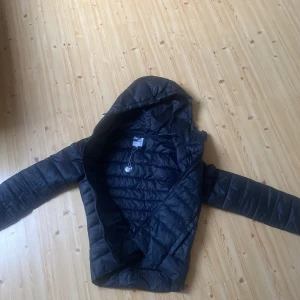 Jacka - Säljer min älskade vårjacka då den tyvärr blivit för lite för mig Nypris 400kr