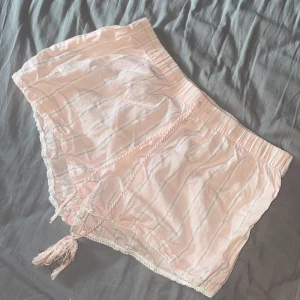 Shorts - Sov shortsen har tappat ena tussen i snörena men annars helt komplett 