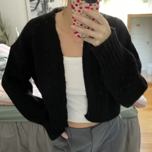 Kofta  - Kort stickad kofta från zara. Sällan använd.