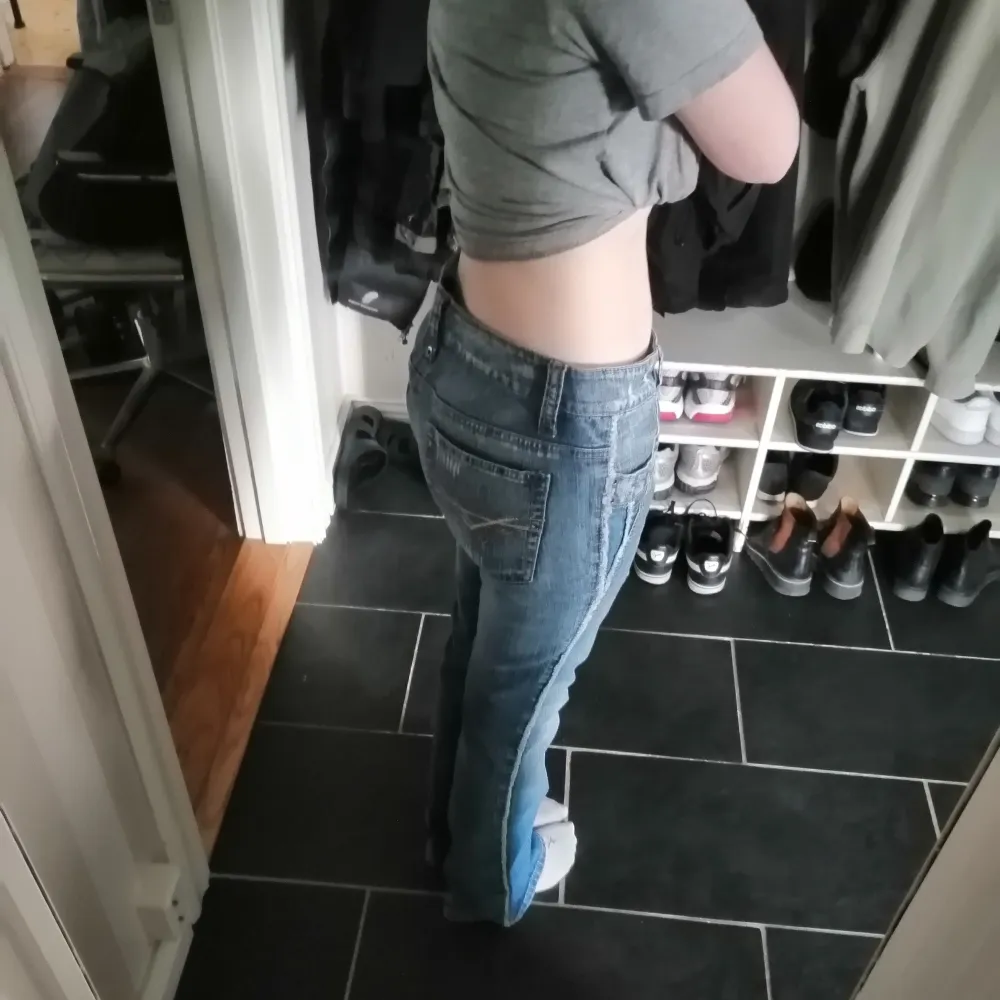 Jeans från river island strl 38 Midjemått 38 cm Längd (jag är 160 och de är långa på mig) Använt skick men fortfarande väldigt fina. Jätte fina detaljerade jeans med slitna detaljer. Köpta på plick. Meddela gärna för frågor osv! Köparen betalar frakt. 💞💞. Jeans & Byxor.