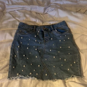 Jenas kjol - Jeanskjol med pärlor på Bra skick men använd