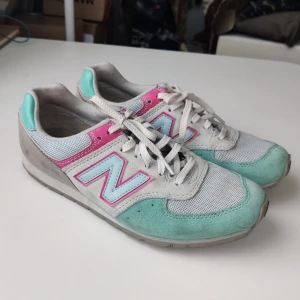 New balance  - Ett par new balance sneaker. Använda, lite fläckiga. Inga fler bilder. Vinnande bud betalar med köp nu 