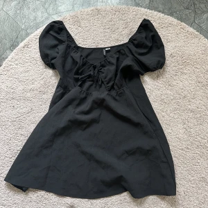 Svart klänning - Klänning från H&M, använd 1 gång