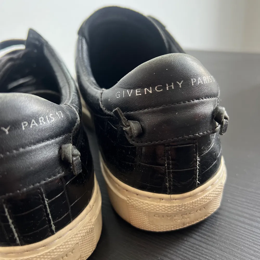 Sneakers från Givenchy, storlek 37. Något använda men fortfarande fint skick. Normala i storlek och väldigt sköna att använda :). Skor.