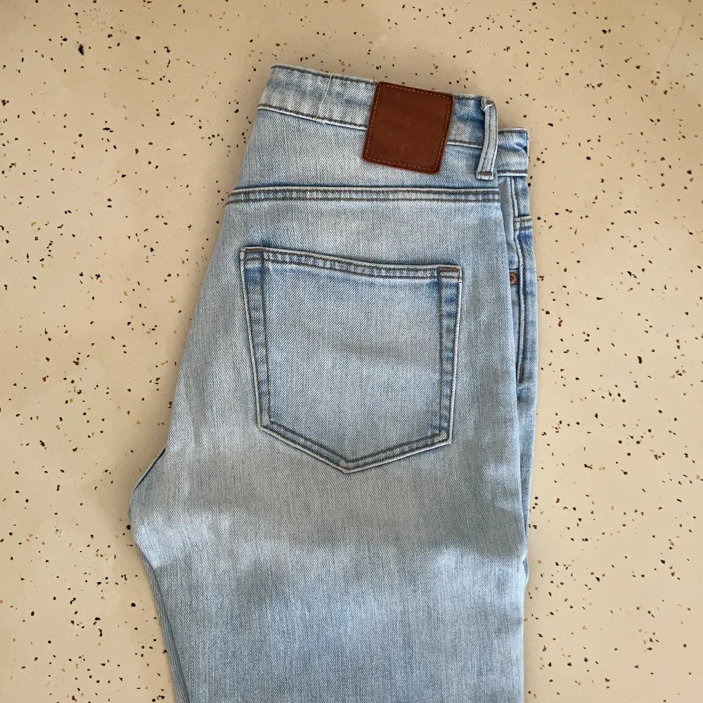 Skitsnygga jeans från weekday! Har alltid fått så mycket komplimanger för dessa men måste rensa!🐝🐝. Jeans & Byxor.