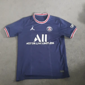 Psg tshirt - Psg tshirt, säljer för använder den inte så mycket. Köpt för 999kr, säljer för 350 kr.