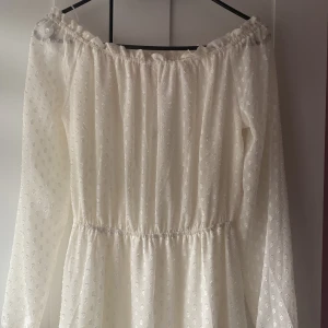 Vit klänning / studentklänning  - Köptes från H&M, aldrig använd. Prislappen är kvar🥰 DET ÄR 250 kr INK FRAKT)