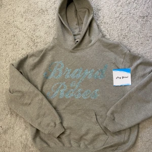 Brands of roses hoodie  - Limiterad brands of roses hoodie  - skick 9/10, en liten pärla har trillat av.  - Strorlek S , sitter större. 