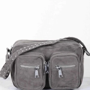 noella väska❤️ - Noella väska, Perfekt till sommaren rymmer mycket och i bra skick ❤️