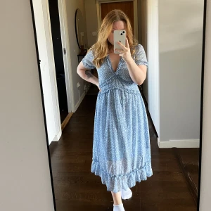 Klänning  - Fin sommar klänning som tyvärr är lite stor för mig. Klänningen är från Shein och är endast testad. 