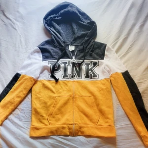 Hoodi from PINK(Victorias secret) - Sporty hoodie from Pink, super cozy material, pockets, good condition 