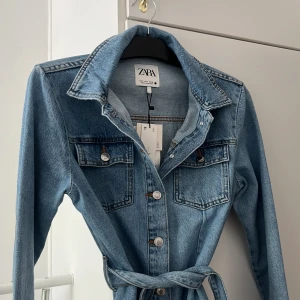 Denim klänning  - Denim klänning i storlek M (dock liten i storlek så hade sagt att det är en S) Aldrig använd, har fortfarande prislapp. Köparen står för frakt.