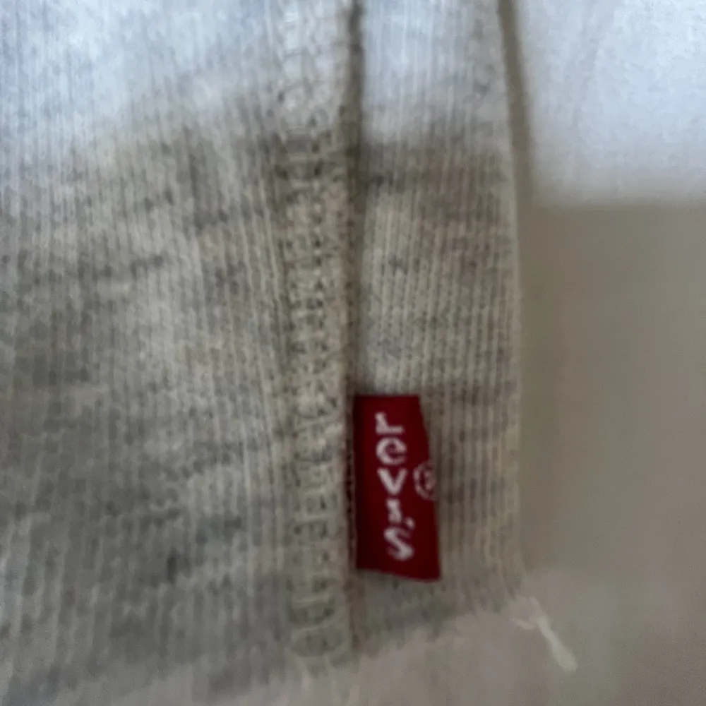 Ljusgrå sweatshirt från levi’s med snyggt tryck, avklippt🩷 storlek small/medium, passar bra på mig som är 165 cm Kolla min sida för mer plagg!. Tröjor & Koftor.