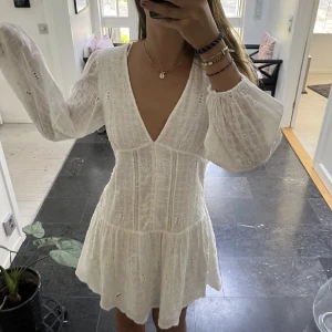 Zara klänning - Jättefin klänning som jag tänkt ha på studenten men den är tyvärr stor på mig💖💖Kom med bud, slutsåld vad jag vet💓första bilden är lånad