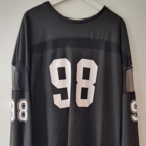 Cool hoodie/sweatshirt  - Skitcool sweater. Lår/knälång. Mech runt nacken och delar av ärmarna. Säljer pga viktnedgång men jag älskade denna när den passade. Liten i storleken, dvs det står 4XL men passar XXL ungefär 