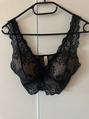 Spets topp/bralette - I fint skick! Storlek M från Lindex 