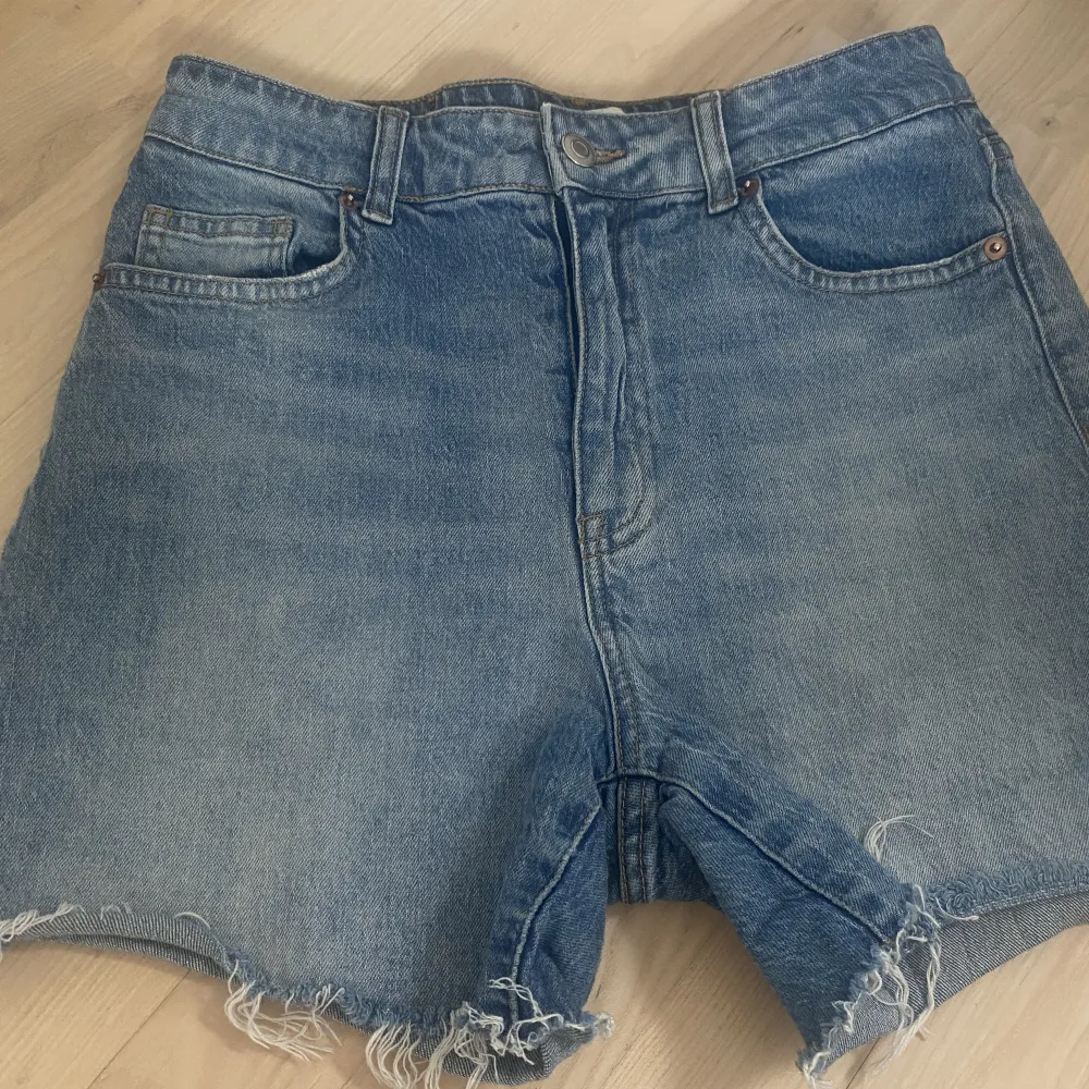 Fina ljusblåa jeans shorts från h&m. Använda några gånger men har inga defekter.. Shorts.