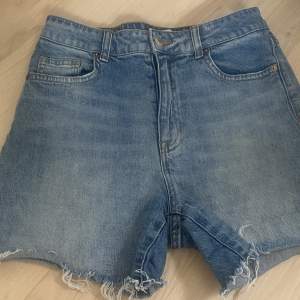 Fina ljusblåa jeans shorts från h&m. Använda några gånger men har inga defekter.