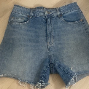 jeans shorts  - Fina ljusblåa jeans shorts från h&m. Använda några gånger men har inga defekter.