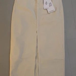 Helt nu jeanskjol  - Säljer min helt nya jeans kjol från strandivarius endast testad storlek 34, säljer då den är för står på mig. 300kr plus frakt 