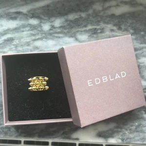 Edblad ring - Trendig ring från edblad i guld, nästan aldrig använd. Använder bara min i silver då jag inte gillar guld så mycket.
