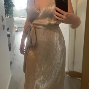 finklänning - Superfin klänning storlek M💓aldrig använd, köpt på boohoo om jag minns rätt🥰 Jätteskönt material!!! pris diskuteras vid snabb affär💕