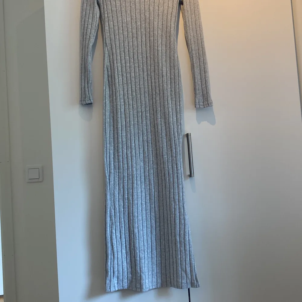 En grå långklänning i väldigt mjukt material med slits på sidan. Inköpt på SHEIN och är i storlek S.  Köparen står för frakten🌸. Klänningar.