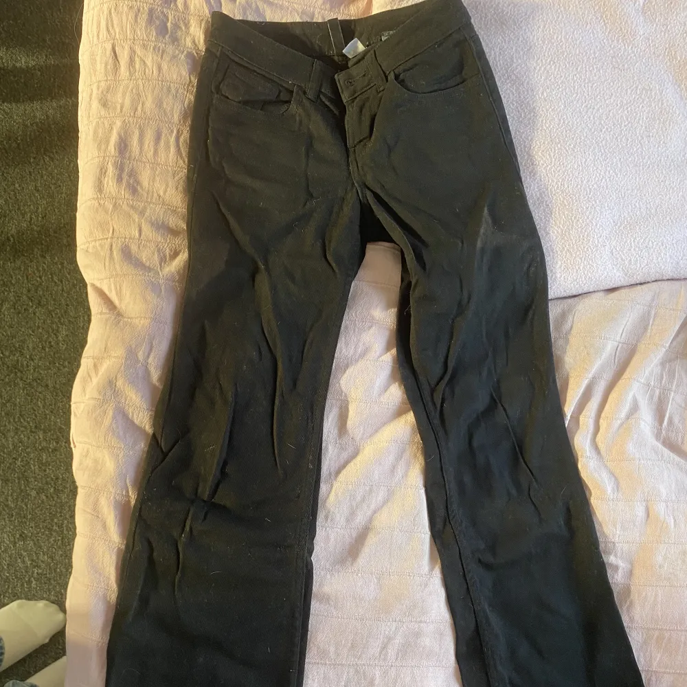 Svarta midwaist jeans med lite bootcut. Ljuset faller lite konstigt så de är helsvarta men kan behöva strykas. Storlek 32. . Jeans & Byxor.