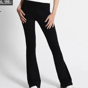 Yoga pants  - Säljer yoga pants då de aldrig kommit till användning, lappen kvar💕 storlek xxs men de är större i storlek skulle jag säga