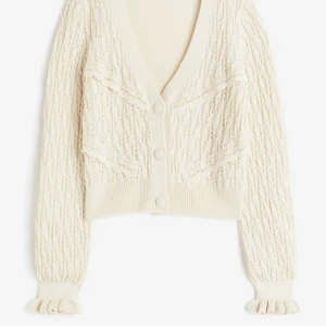 Fin stickad kofta - Säljer denna super söta stickade koftan🥰 Vit/ beige 