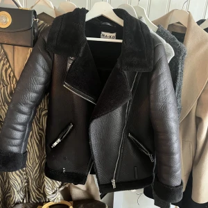 Nakd jacka  - säljer min trogna NA-KD jacka! Lite små skavanker som man inte lägger märke till! Kan mötas i Göteborg!