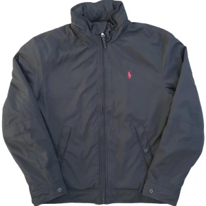 Ralph Lauren Jacka - En snygg, lite tjockare jacka inför hösten/vintern från Ralph Lauren. Jackan är i superbra skick, ställ gärna frågor, be om mått eller fler bilder!😊