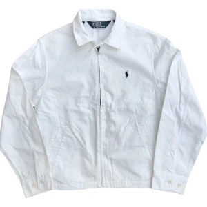 Ralph Lauren Harrington Jacka  - Snygg harrington jacka från Ralph Lauren. Jackan är vit och i storlek M. Ställ gärna frågor, be om mått eller fler bilder!😊