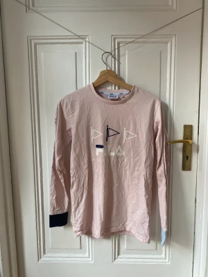 Fila Tröja  - Så najs ljusrosa Fila tröja med detaljer på ärmarna. Nyskick!! 🌸🌸