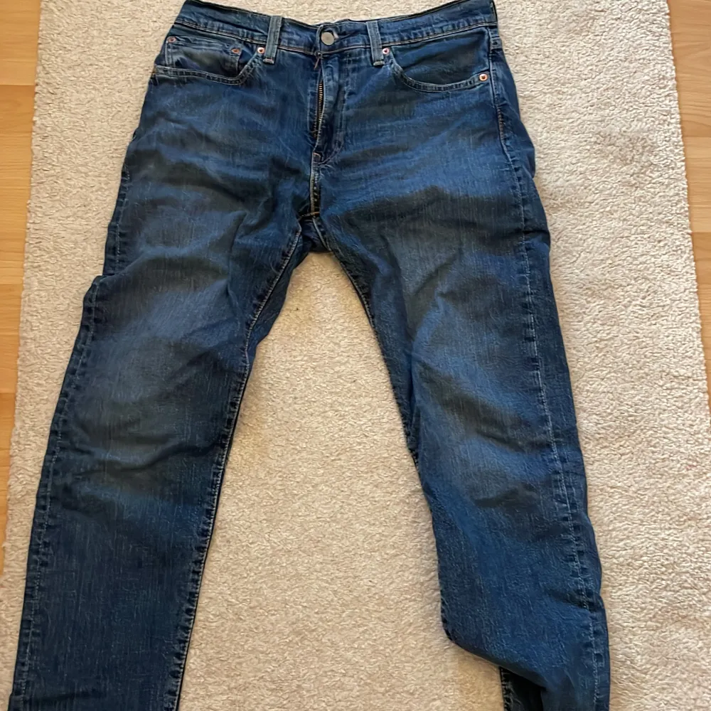 Jeans från Levi’s. Modell: 502 Storlek: W31 L32 Skick: Mycket bra Mörkblå färg. Jeans & Byxor.