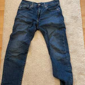 Jeans från Levi’s. Modell: 502 Storlek: W31 L32 Skick: Mycket bra Mörkblå färg