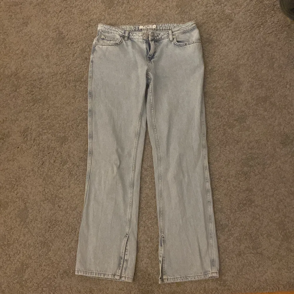 Lowwaist straight jeans från na-kd  Säljer eftersom dom är lite stora på mig men i längd är dom bra och är då ungefär 164cm lång, pristet är diskuterbart ör. Jeans & Byxor.