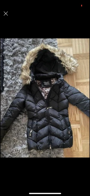 Vinterjacka  - Svart varm vinterjacka som är i mycket fint skick 