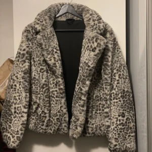Pälsjacka - Fake päls jacka, hel och fin använde ca 5 gånger