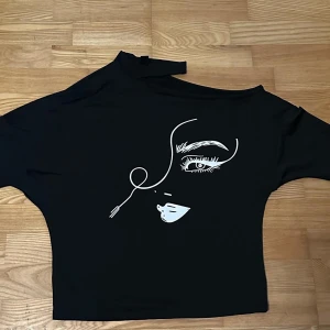 Tröja  - En svart tröja från shein som jag aldrig använt.