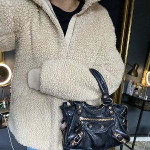 Teddyjacka H&M - Såå fin populär teddyjacka från H&M! Skriv vid frågor eller fler bilder❤️