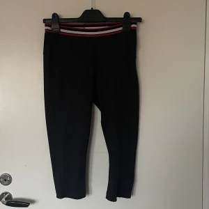 Tränings tights - Säljer dessa sköna träningstights som är en kort modell! Nyskick!