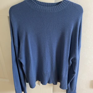 Blå stickad tröja LXA - Säljer denna fina stickade tröja från LXA i storlek S! Superhärligt material! 💗💗