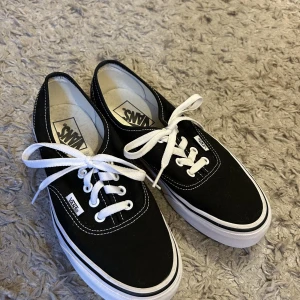 Vans skor (nya) - Oanvända Vans skor. Helt nya☺️ (för stora för mig) nypris ca 500kr
