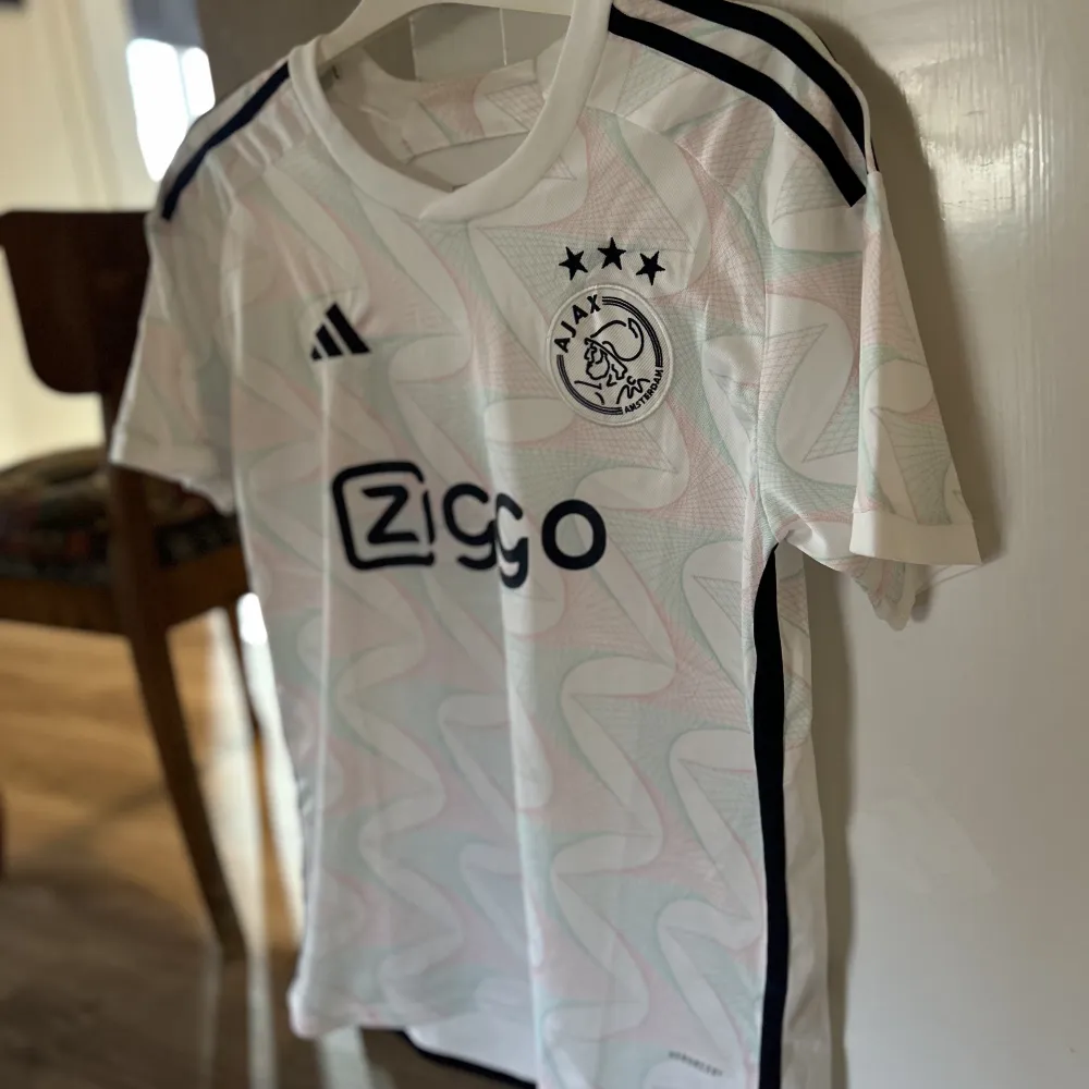 Ajax bortaställ 23/24, säljes då den är för stor för mig. Nypris ca 1000kr, skriv för fler bilder/info. T-shirts.