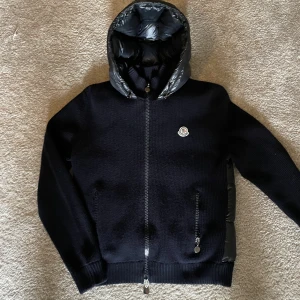 Moncler Cardigan L - Tja! Säljer nu min moncler cardigan i storlek L då den var lite för liten. Cardiganen är i L men passar M. Nästan helt ny, skicket är kanske 9/10 och har kvitto och verifikation på äkthet! Hör av er vid frågor och för fler bilder!!!! SÄLLSYNT MODELL!!