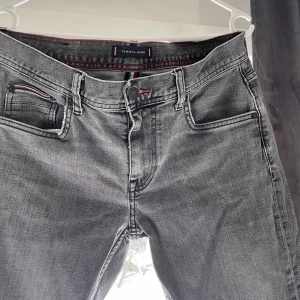 Hilfiger jeans - Inköpta på NK men saknar kvitto. Bra skick, lite användningsmärke i knävecken annars som nya
