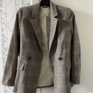 Kavaj  - Sparsamt använd kavaj från HM i strlk 34. Bruna knappar. 100kr inkl frakt 