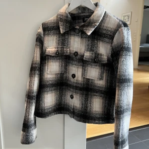 Jacka från Only - Fin höstinspirerad jacka från Only, storlek M. Croppad modell. Sällan använd, som ny. Säljes för 200kr. 