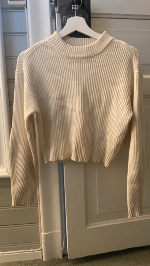 Vit stickad tröja  - Vit stickad tröja som är ribbad.  Använd få gånger.